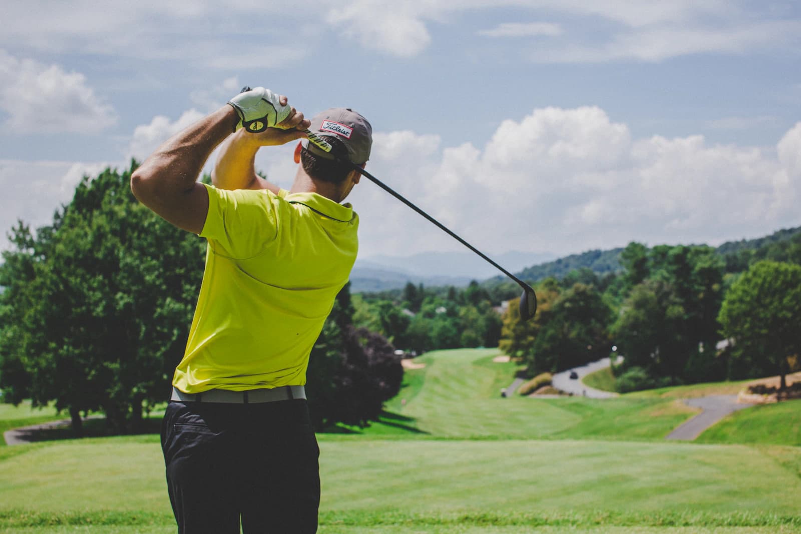 Golfer op een 9-holes baan met silhouette